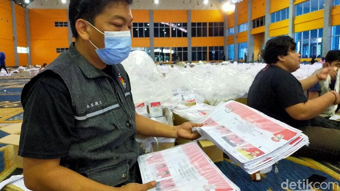 KPU Makassar sortir surat suara Pilwalkot Makassar.