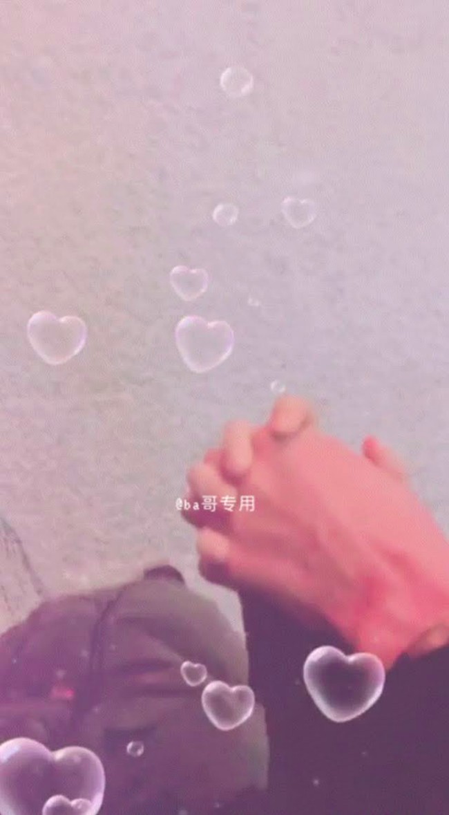 Lebih lanjut fans menyelidiki mengenai kabar kencan Lai Guanlin mengenai wanita misterius tersebut. Dilaporkan bahwa mereka menemukan bukti-bukti kebersamaan keduanya di berbagai video yang cocok dengan jadwal-jadwal Guanlin. Foto: Weibo/Douyin