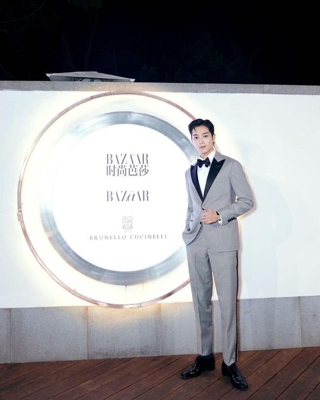 Sedangkan mengenai wanita yang disebut pacarnya, Lai Guanlin tidak mengakui atau mengelak. Tentang kehidupan pribadiku, jika ada kabar baik, aku pasti akan memberitahukan semuanya. Tapi saat ini, aku ingin memprioritas karier dan bekerja keras, tulis member termuda Wanna One itu. Foto: Instagram @official_lai_kuanlin