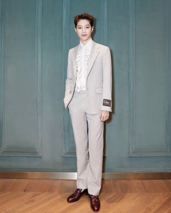 Lai Guanlin mantan personel Wanna One jadi perbincangan karena kedapatan merokok. Tak hanya itu, dari foto dan video yang beredar, pria 19 tahun tersebut juga ketahuan meludah di jalanan yang dianggap sebagai sebuah pelanggaran di negaranya. Foto: Instagram @official_lai_kuanlin