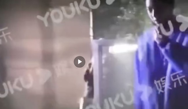 Tak disangka jika foto-foto tersebut memicu kemarahan banyak penggemar dari idol KPop asal Taiwan itu. Meski sudah berusia legal untuk merokok, tampaknya banyak fans yang kecewa dengan pemain serial A Little Thing Called First Love tersebut. Dalam berbagai postingan di media sosial, penggemar menumpahkan kekecewaan mereka akan perilaku Lai Guanlin.  Foto: Weibo