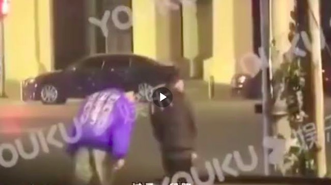 Dilaporkan Koreaboo, bahkan karena masalah itu salah satu fansite-nya mengungkap sosok pacar Lai Guanlin yang selama ini tidak dipublikasi. Fansite dengan akun Kuanlin_MEM itu pun menuduh hal-hal kurang menyenangkan lain mengenai Kuanlin.  Foto: Weibo