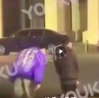 Dilaporkan Koreaboo, bahkan karena masalah itu salah satu fansite-nya mengungkap sosok pacar Lai Guanlin yang selama ini tidak dipublikasi. Fansite dengan akun Kuanlin_MEM itu pun menuduh hal-hal kurang menyenangkan lain mengenai Kuanlin.  Foto: Weibo