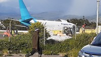 Untuk menuju Lembah Baliem hanya dapat dilakukan dengan menggunakan pesawat terbang dari bandara Sentani, Jayapura.