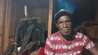 Trekking di Lembah Baliem akan dipandu oleh travel guide dari biro perjalanan serta ditemani orang asli setempat. Ini mumi di salah satu rumahnya.