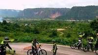 Pemandangan di lembah ini sangat menawan, dimana lembah diapit oleh 2 tebing batu pasir yang tingginya mencapai 500 meter. Inilah yang membuat Lembah Harau memukau, seolah dia diapit oleh dinding besar dan dia terkepung di dalamnya. (Dedy Rahmat Nurda/dTraveler)
