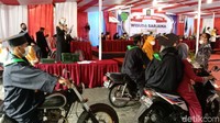 Para mahasiswa terlihat konvoi mengunakan sepeda motor saat wisuda.