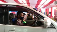 Prosesi wisuda sendiri berlangsung singkat. Para wisudawan datang diantar keluarganya dengan menggunakan kendaraan roda empat maupun roda dua. Satu per satu, kendaraan pengangkut wisudawan masuk ke pelataran kampus dimana acara wiauda digelar. Setelah turun dari kendaraan, para wisudawan langsung menuju depan panggung untuk melaksanakan prosesi pemindahan tali toga dan menerima ijazah dari rektor kemudian menaiki kendaraan lagi.
