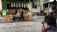 Selang beberapa meter berjalan, mereka akan turun lagi dari kendaraan dan diberi kesempatan berfoto bersama keluarga di spot foto yang telah disediakan panitia, selanjutnya wisudawan kembali naik kendaraan dan langsung keluar dari kompleks kampus.