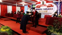 Dalam wisuda kali ini, UMP berhasil meluluskan 448 wisudawan yang terdiri dari 313 perempuan dan 135 laki-laki. Tak lupa, rektor juga berpesan bahwa saat ini telah memasuki era Revolusi Industri 4.0. Salah satu peluang besar yang semakin terbuka lebar seiring datangnya era revolusi industri 4.0 ini adalah peluang berwirausaha.