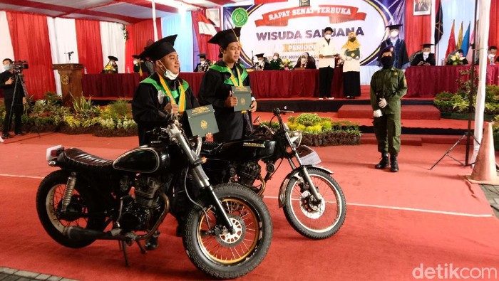 Mahasiswa Konvoi Motor saat Wisuda Drive Thru di Purworejo Universitas Muhammadiyah Purworejo (UMP) hari ini menggelar wisuda dengan sistem drive thru demi mencegah penyebaran COVID-19.