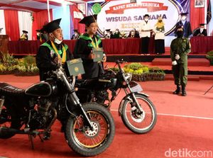 Mahasiswa Konvoi Motor saat Wisuda Drive Thru di Purworejo