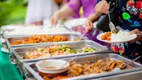 Numpang Makan di Kondangan Orang Tak Dikenal, Netizen Ini Kepergok Keluarga Pengantin