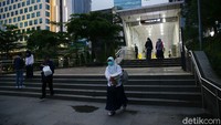Warga beraktivitas dengan memakai masker.