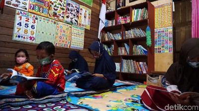 Melihat Perpustakaan-Bimbel Gratis Milik Kuli Bangunan di Demak