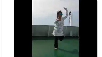 Bu Susi joget di atas kapal. Foto: Twitter