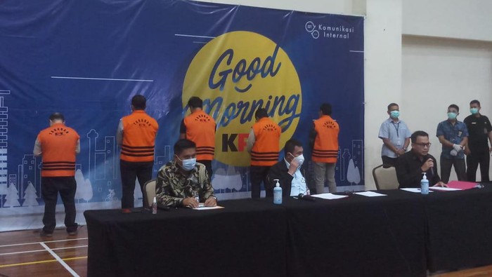 Menteri Kelautan dan Perikanan Edhy Prabowo mengenakan rompi oranye tahanan KPK.