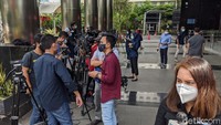 Terlihat sejumlah wartawan mulai berkerumun di halaman Gedung Merah Putih.