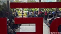 Edhy ditangkap di Bandara Soekarno-Hatta sepulang dari Amerika Serikat. Sejumlah orang turut ditangkap bersamanya, termasuk istrinya, Iis Rosita Dewi, yang merupakan anggota Komisi V DPR. Penyidik senior KPK Novel Baswedan terlibat dalam operasi penangkapan ini. Saat rombongan yang ditangkap dibawa ke gedung KPK sekitar pukul 01.00 WIB dini hari, Novel terlihat masih berada di gedung KPK.