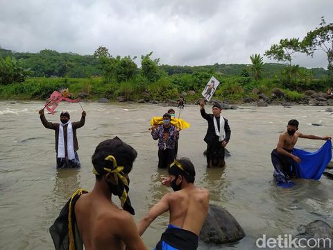 Prosesi ritual Donga Kali (Larung Sengkala) di Sungai Progo yang dilakukan seniman Kota Magelang dan Komunitas Lima Gunung.