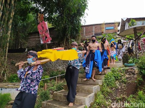 Prosesi ritual Donga Kali (Larung Sengkala) di Sungai Progo yang dilakukan seniman Kota Magelang dan Komunitas Lima Gunung.