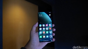 Bodi ponsel ini mirip dengan Mi 10 saat digenggam, bodinya pun terlihat mirip jika tak melihat casing belakangnya. Foto: detikINET/Anggoro Suryo Jati