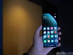 Menggenggam Xiaomi Mi 10 Ultra