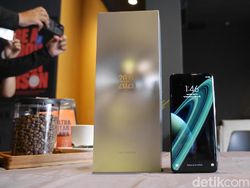 Menggenggam Xiaomi Mi 10 Ultra