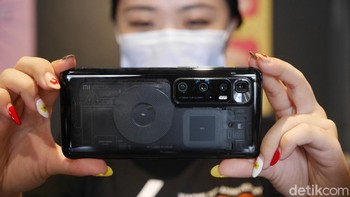 Sementara di bagian belakang terdapat empat kamera. Kamera utamanya berukuran 48 MP dengan aperture f/1.85 dan dibekali OIS. Foto: detikINET/Anggoro Suryo Jati