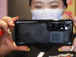 Menggenggam Xiaomi Mi 10 Ultra