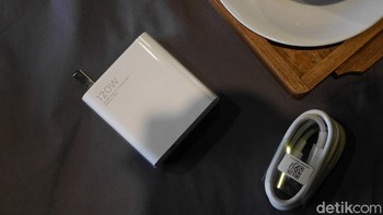 Baterai Mi 10 Ultra berkapasitas 4500 mAh, dan bisa diisi ulang dengan charger 120W. 0-41% dijanjikan hanya 5 menit, sementara sampai baterai penuh hanya 23 menit. Foto: detikINET/Anggoro Suryo Jati
