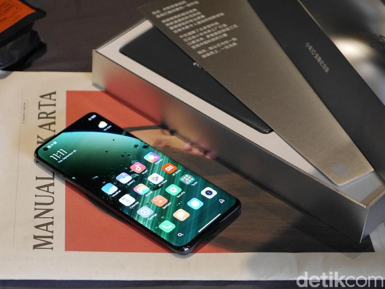 Menggenggam Xiaomi Mi 10 Ultra