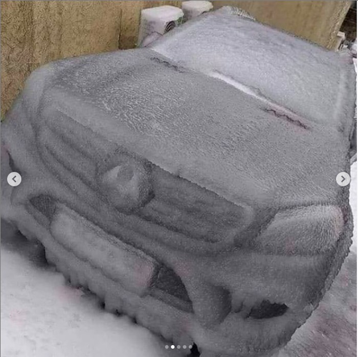 Mobil diselimuti es hingga beku Mobil diselimuti es hingga beku