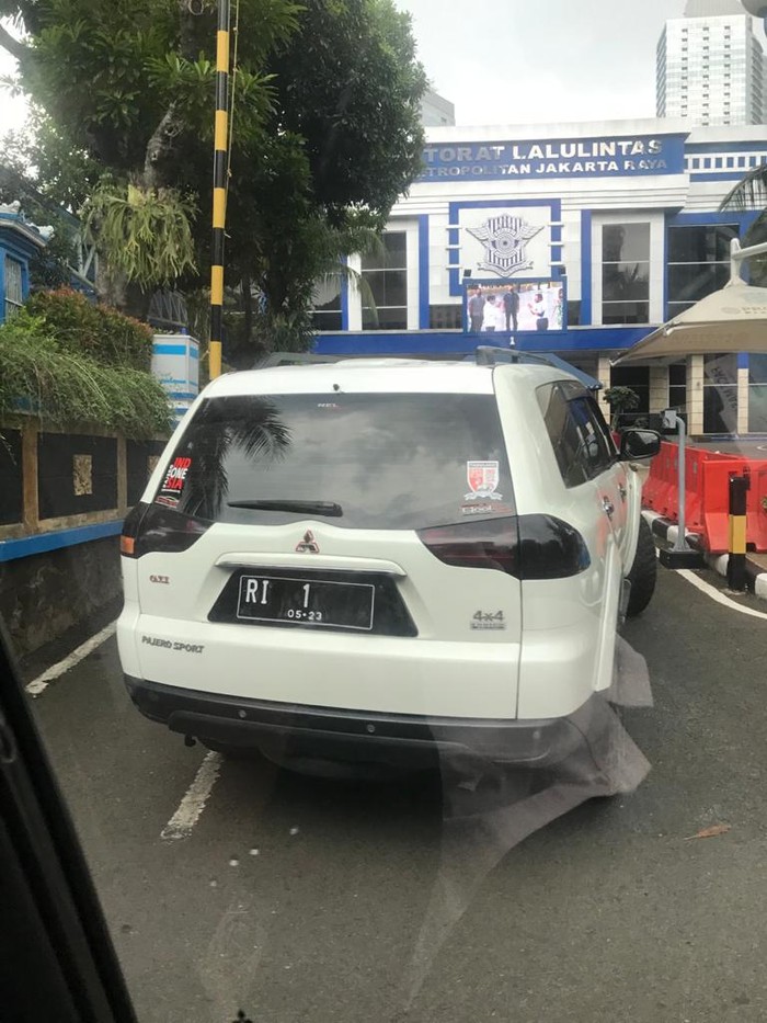 Mobil pelat RI 1 yang memaksa masuk ke Mabes Polri (Dok Istimewa)