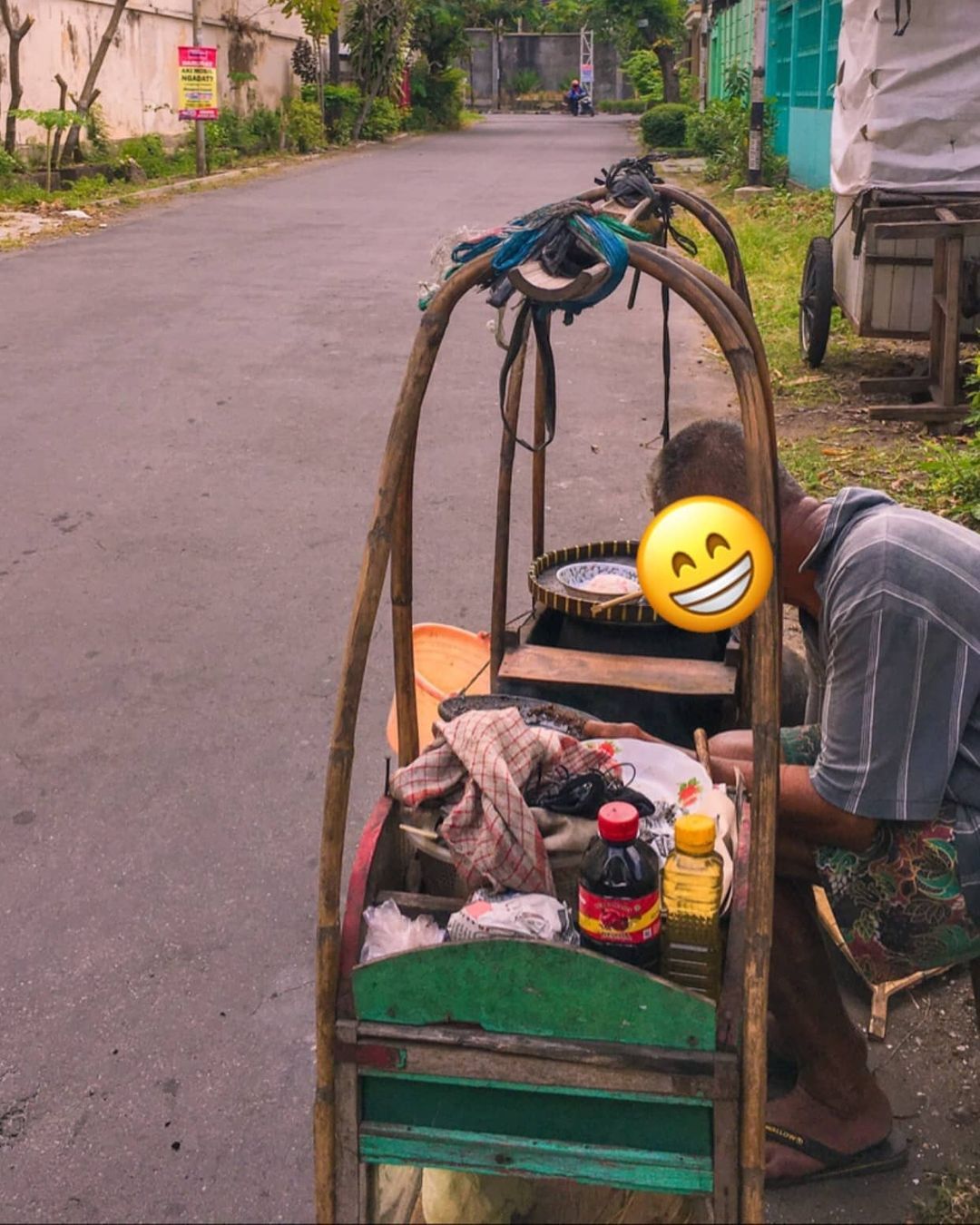 Niat Bantu Penjual Sate  Pikulan Netizen Ini Malah Dapat Zonk