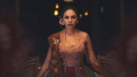 7 Gaya Anggun Nikita Mirzani Pakai Kebaya Klasik, Netizen Auto Pangling
