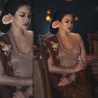 Konde berhiaskan tusukan bunga ikut mempermanis penampilan presenter yang akrab disapai Nyai itu. Tidak ketinggalan sebuah selendang yang dipercantik dengan bros bergaya klasik. (Foto: dok. Anne Avantie)