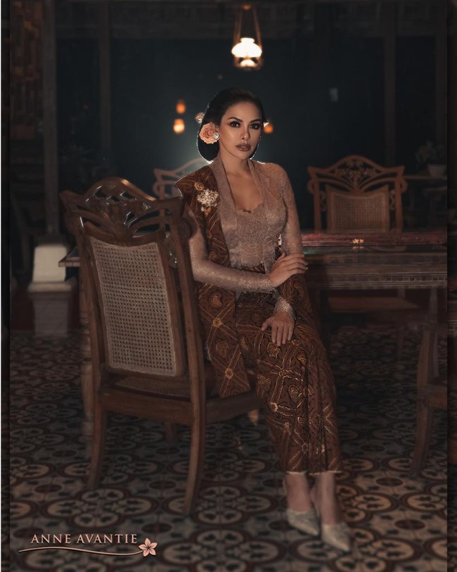 Diungkapkan Anne, kebaya tersebut dipadu dengan kemban dan jarik bermotif Sidomukti. Kain Sidomukti lambang kesempurnaan, pencerahan dan pencapaian kebahagiaan bagi yang mengenakan, kata desainer asal Semarang, Jawa Tengah, tersebut. (Foto: dok. Anne Avantie)