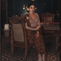 Diungkapkan Anne, kebaya tersebut dipadu dengan kemban dan jarik bermotif Sidomukti. Kain Sidomukti lambang kesempurnaan, pencerahan dan pencapaian kebahagiaan bagi yang mengenakan, kata desainer asal Semarang, Jawa Tengah, tersebut. (Foto: dok. Anne Avantie)