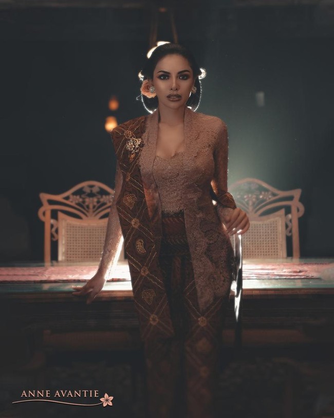 Inilah penampilan Nikita Mirzani saat menebar pesonanya dengan kebaya klasik Jawa model kutu baru rancangan Anne Avantie. Busana yang dipakainya itu diberi nama Kebaya Ndoro Putri. (Foto: dok. Anne Avantie)