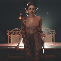 Inilah penampilan Nikita Mirzani saat menebar pesonanya dengan kebaya klasik Jawa model kutu baru rancangan Anne Avantie. Busana yang dipakainya itu diberi nama Kebaya Ndoro Putri. (Foto: dok. Anne Avantie)