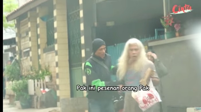 Orang Gila Pesan Makanan, Reaksi Driver Ojol Ini Bikin Terharu Orang Gila Pesan Makanan, Reaksi Driver Ojol Ini Bikin Terharu