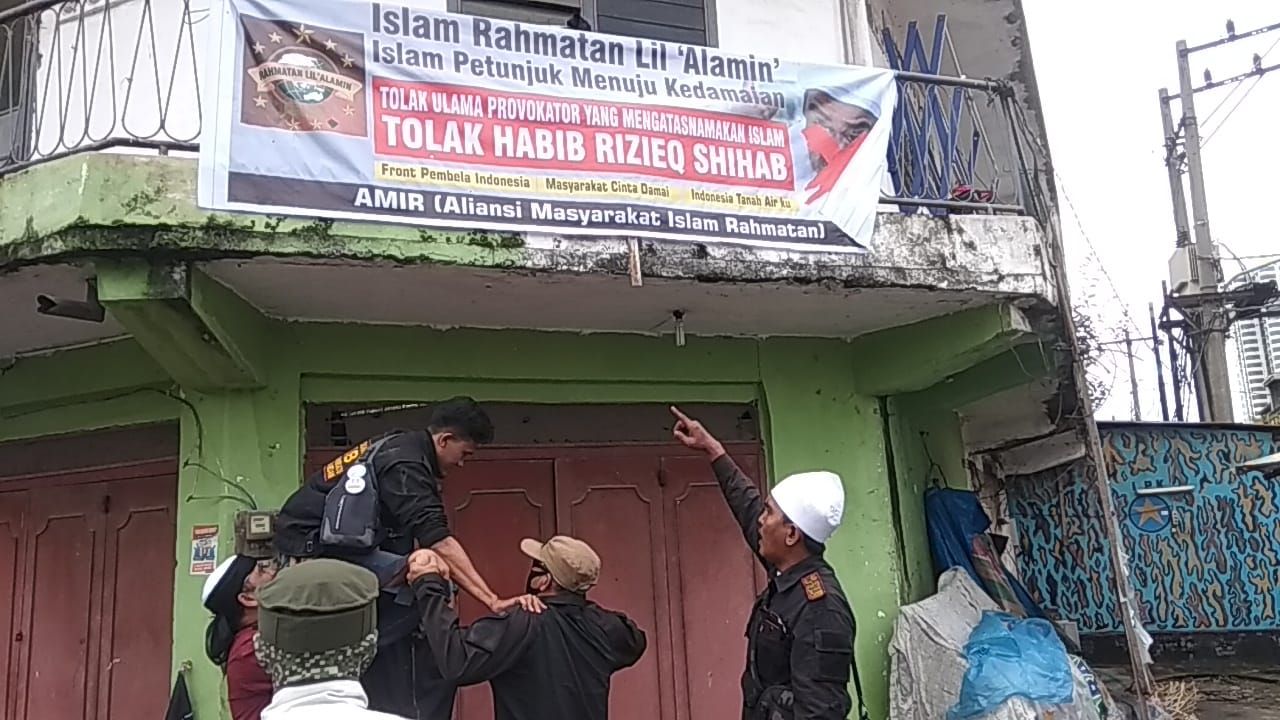 Ormas FIB turunkan spanduk penolakan Habib Rizieq di Medan (dok. Istimewa)