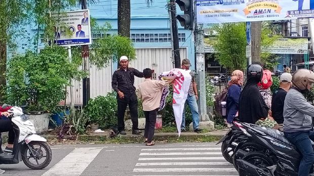Ormas FIB turunkan spanduk penolakan Habib Rizieq di Medan (dok. Istimewa)