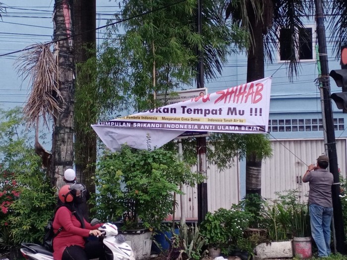 Ormas FIB turunkan spanduk penolakan Habib Rizieq di Medan (dok. Istimewa)