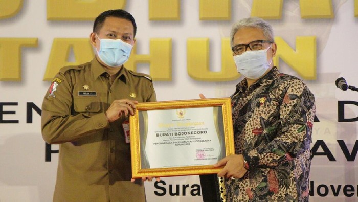 Pemkab Bojonegoro menerima penghargaan sebagai Pembina Produktivitas Daerah, dan Siddhakarya tahun 2020 tingkat Provinsi Jawa Timur dari Kementrian Tenaga Kerja. Penghargaan diberikan di Gedung Barunawati, Surabaya, Selasa (24/11).