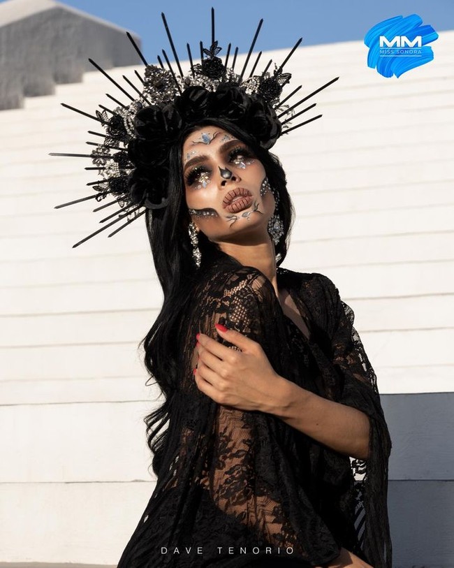 Wajah dan tubuh para kontestan dilukis seperti tengkorak dengan cat hitam dan putih. Foto: Facebook/MissMexicoOrg