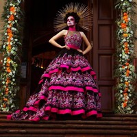 Busana mereka juga dihiasi dengan marigold, bunga yang menjadi simbol kematian atau berduka bagi orang Meksiko. Foto: Facebook/MissMexicoOrg