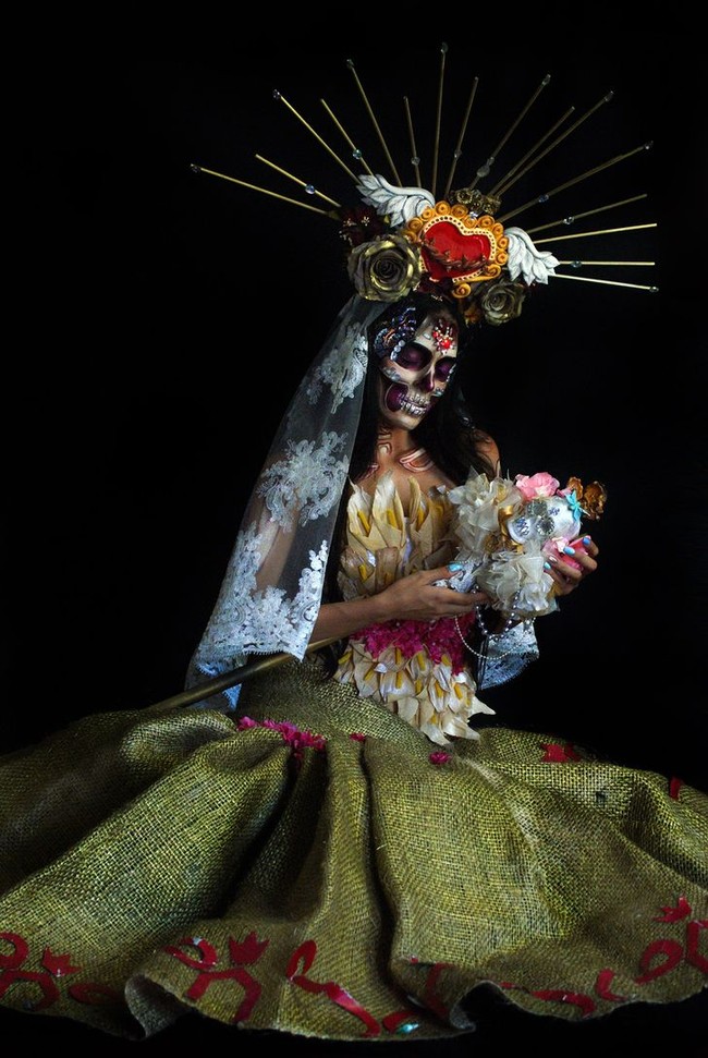 Perayaan Day of the Dead pun jadi salah satu inspirasi pemotretan kontestan Miss Mexico. Foto: Facebook/MissMexicoOrg