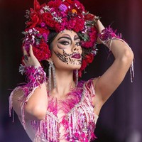 Saat perayaan, biasanya rumah akan didekorasi dengan altar berhias bunga-bunga marigold, patung tengkorak, lilin dan foto keluarga yang sudah meninggal. Foto: Facebook/MissMexicoOrg